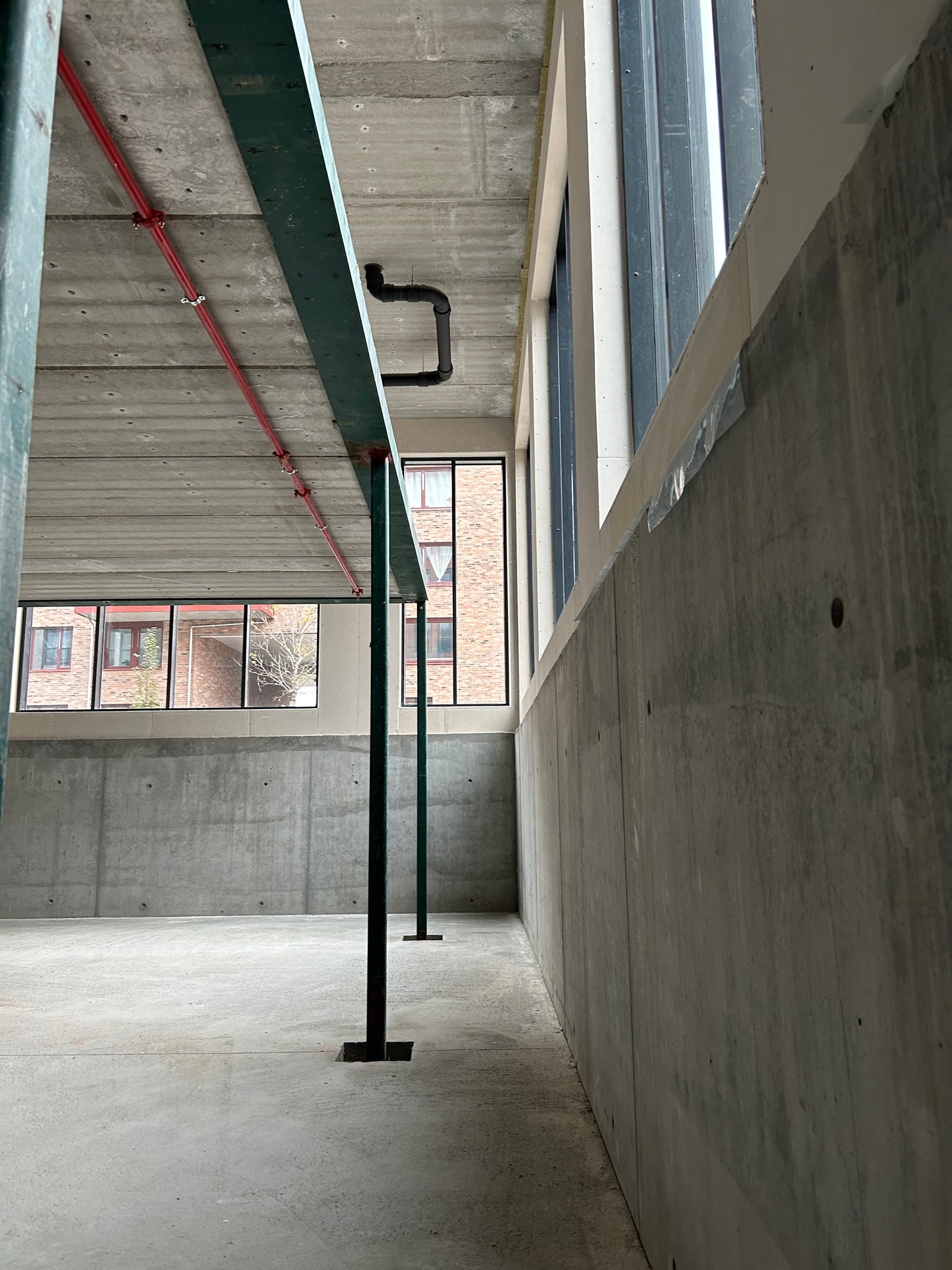 Siden messaninen avsluttes ca. 1 meter fra vindusrekka, får man godt med dagslys ned til kjelleren. Galleribilde