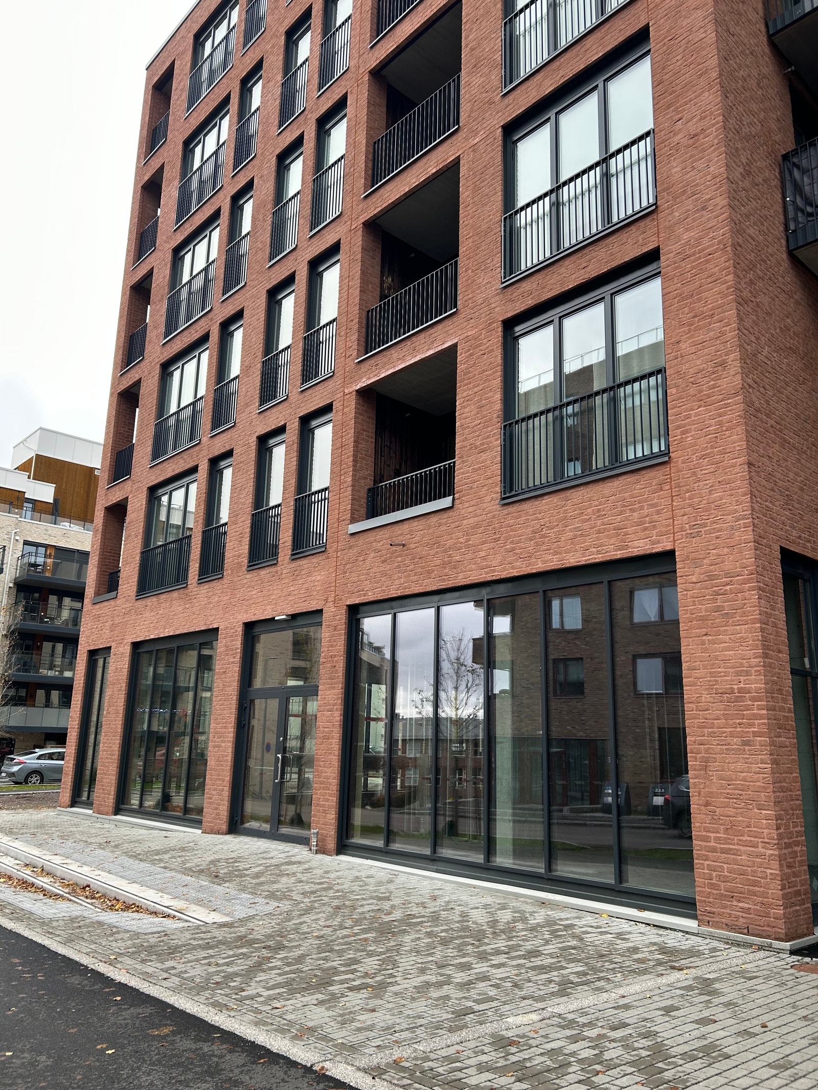 Hovedinngang fra krysset Grønvoll allè og Malerhaugveien. Galleribilde