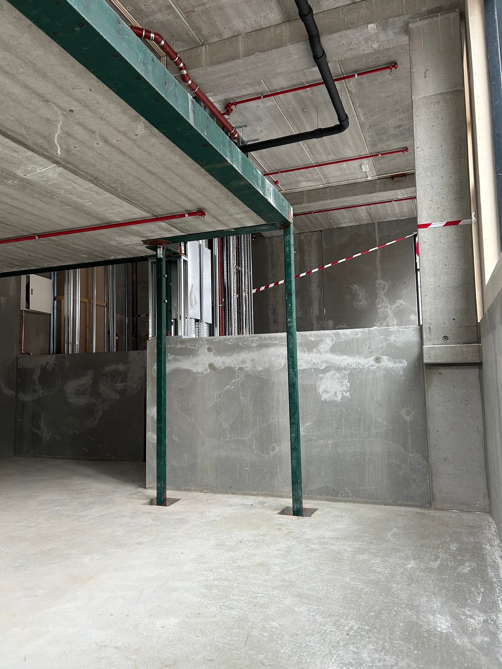 Det er avsatt plass til løfteplattform og trapp mellom etasjene. Galleribilde