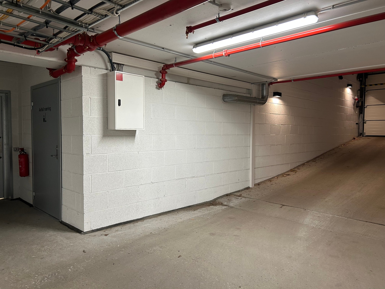 Lys og tørr garasje med noe oppvarming fra fjernvarmeanlegget. Næringslokalet har inngang fra garasjen, via felles trappeoppgang. Galleribilde