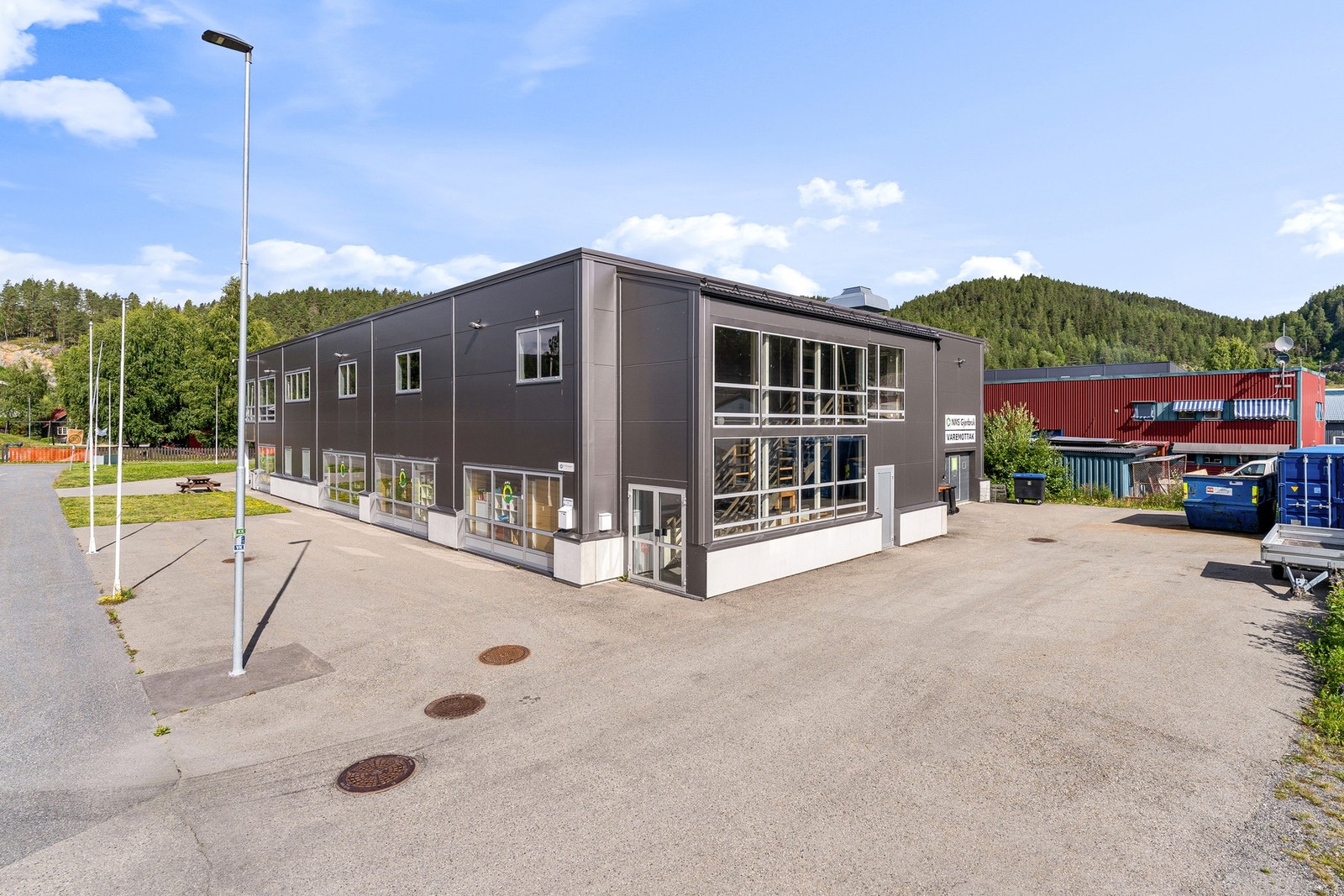 Inngang til byggets 2. etasje via trapp eller heis. Galleribilde