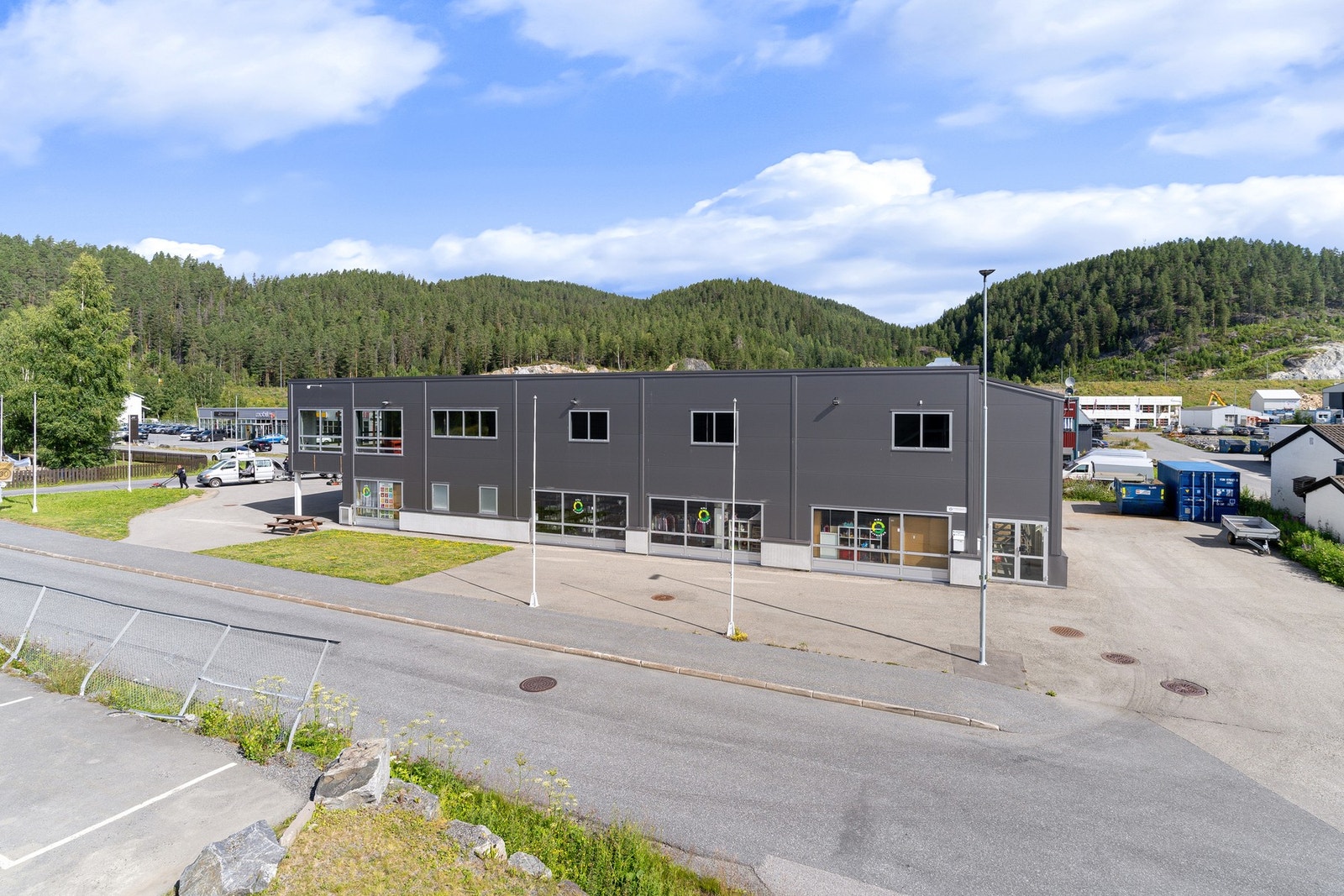 Enkel adkomst fra E134 fra øst og vest. Leietakerne disponerer byggets parkering i fellesskap. Galleribilde
