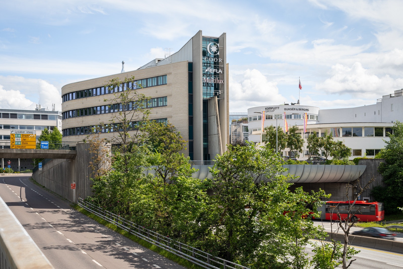 Velkommen til Vollsveien 6. Bygget har en meget god eksponering mot E18! Galleribilde