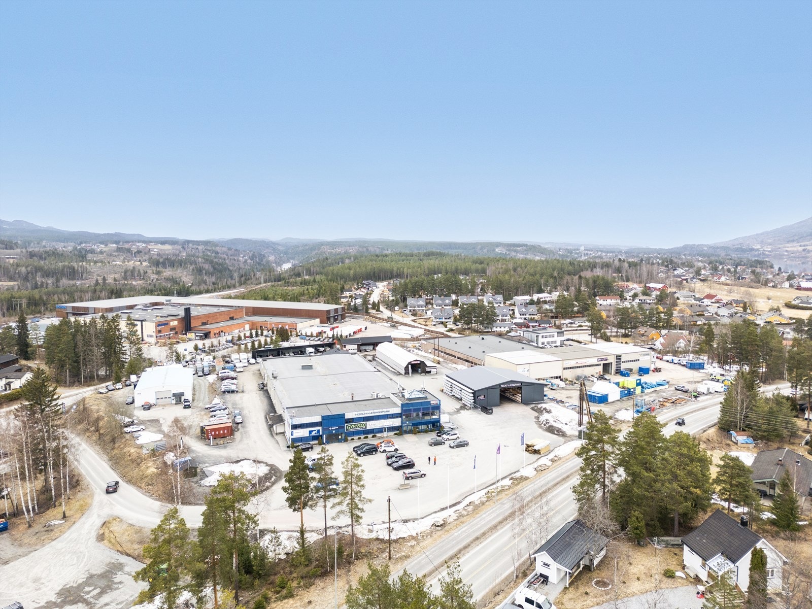 Kontorlokalet ligger attraktivt plassert på Gustadmoen i Åmot. Galleribilde