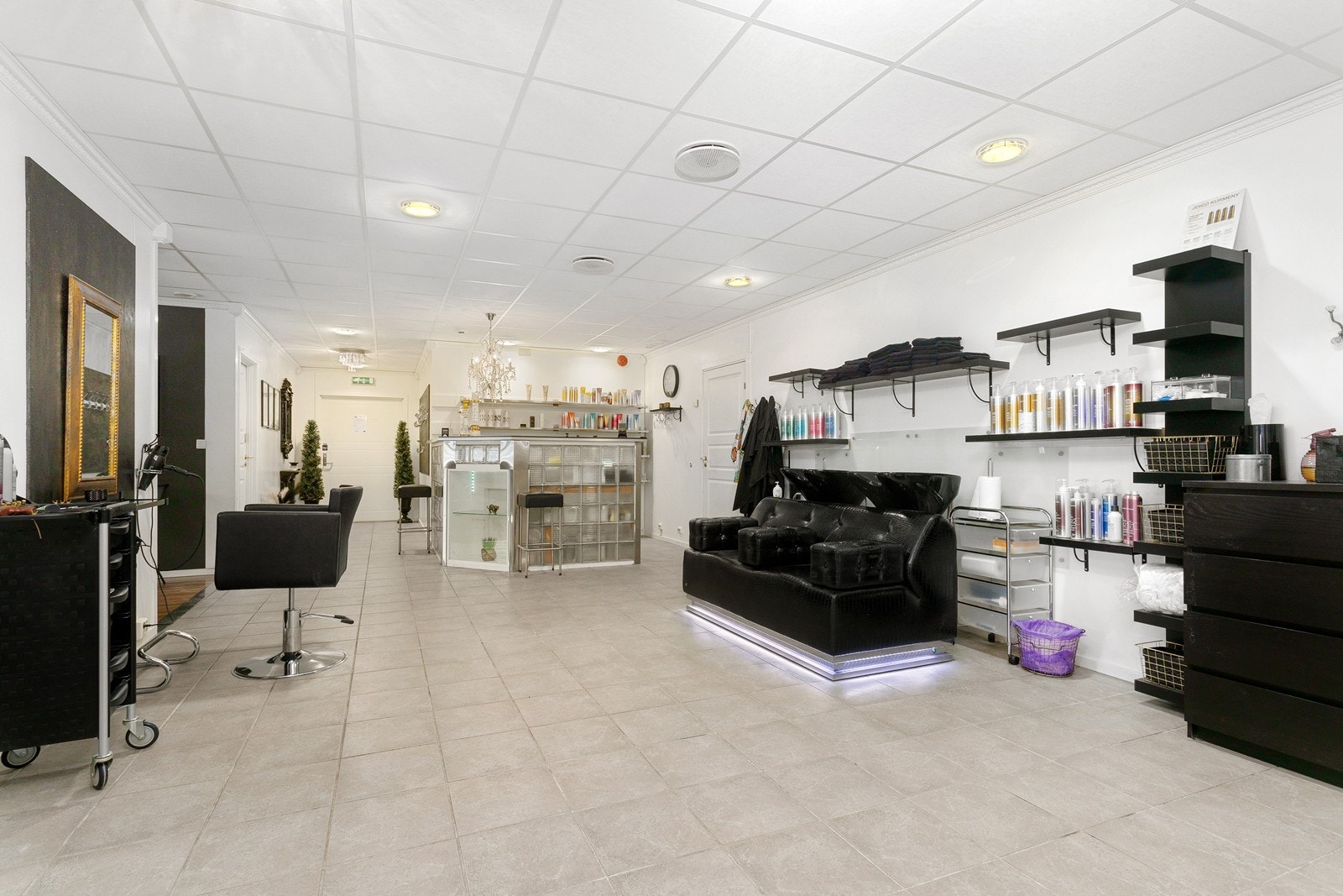 Lokalet har tidligere vært brukt som frisørsalong, men er nå salgslokale for Gym 2000. Galleribilde