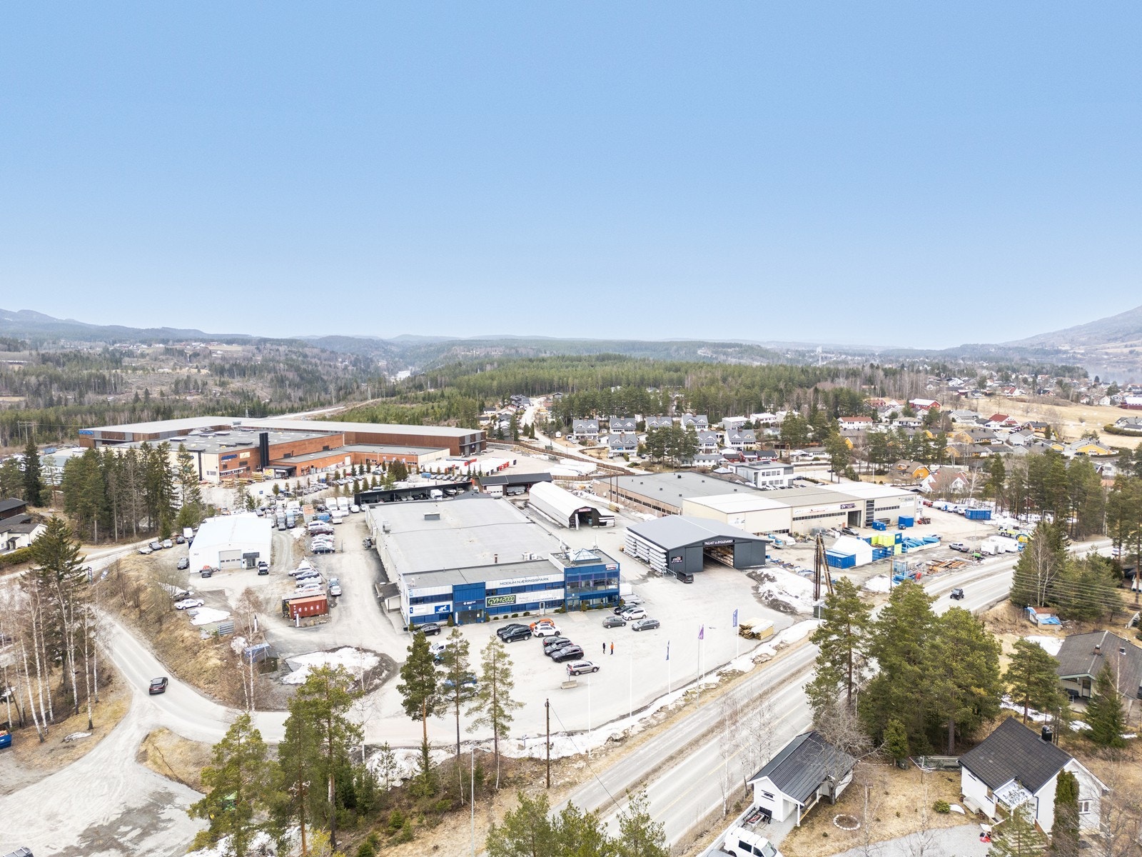 Kontorlokalet ligger attraktivt plassert på Gustadmoen i Åmot Galleribilde