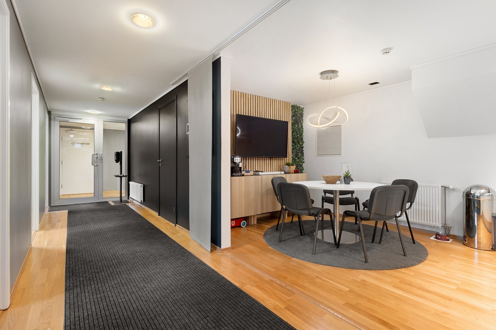 Entré og deler av pauserommet Galleribilde