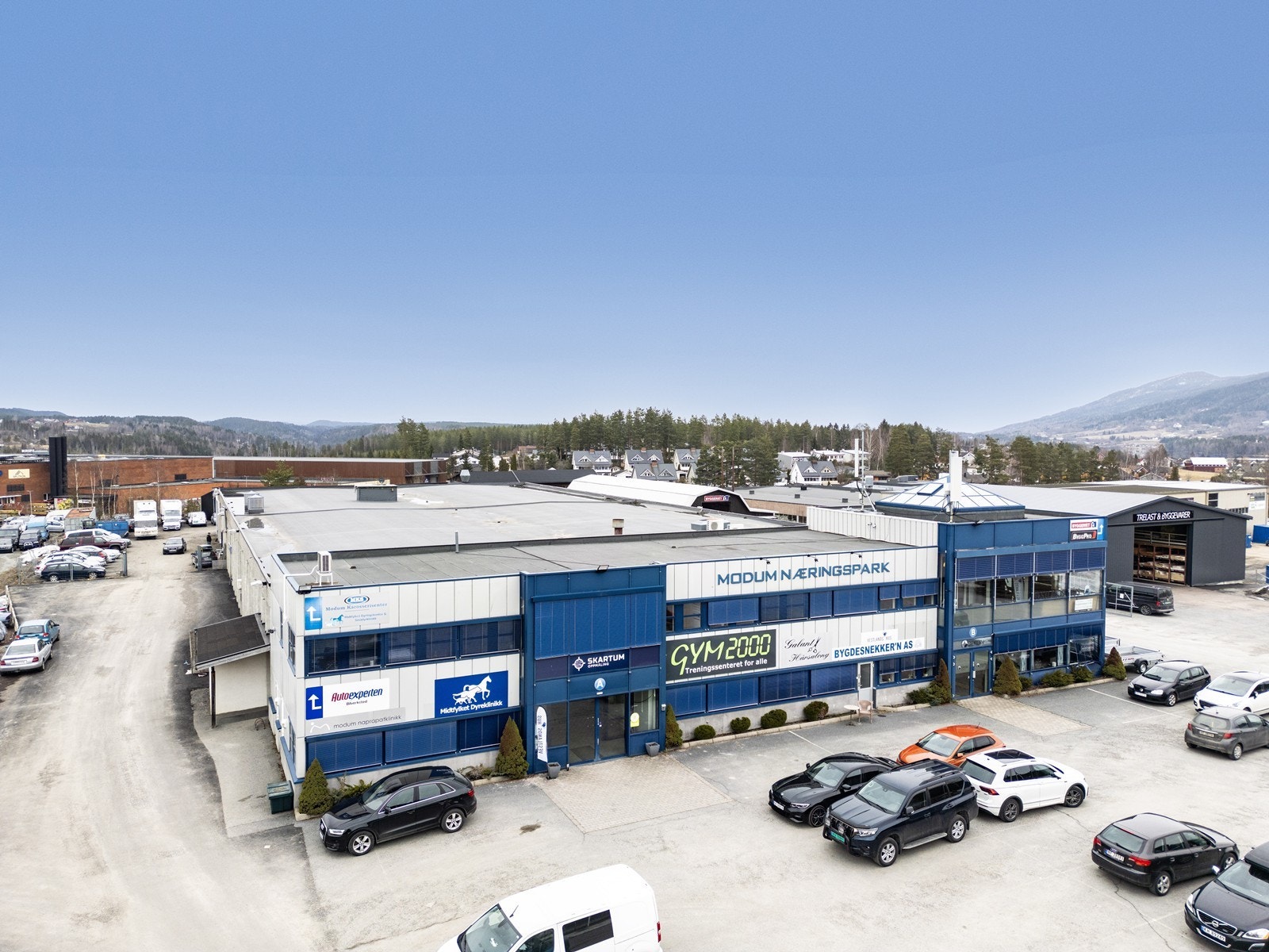 Næringsbygget huser flere bedrifter som blant annet Maxbo og Gym 2000. Galleribilde