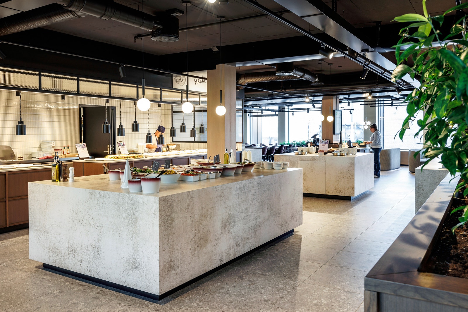 De totalrenoverte lokalene byr på en ny, flott personalrestaurant Galleribilde