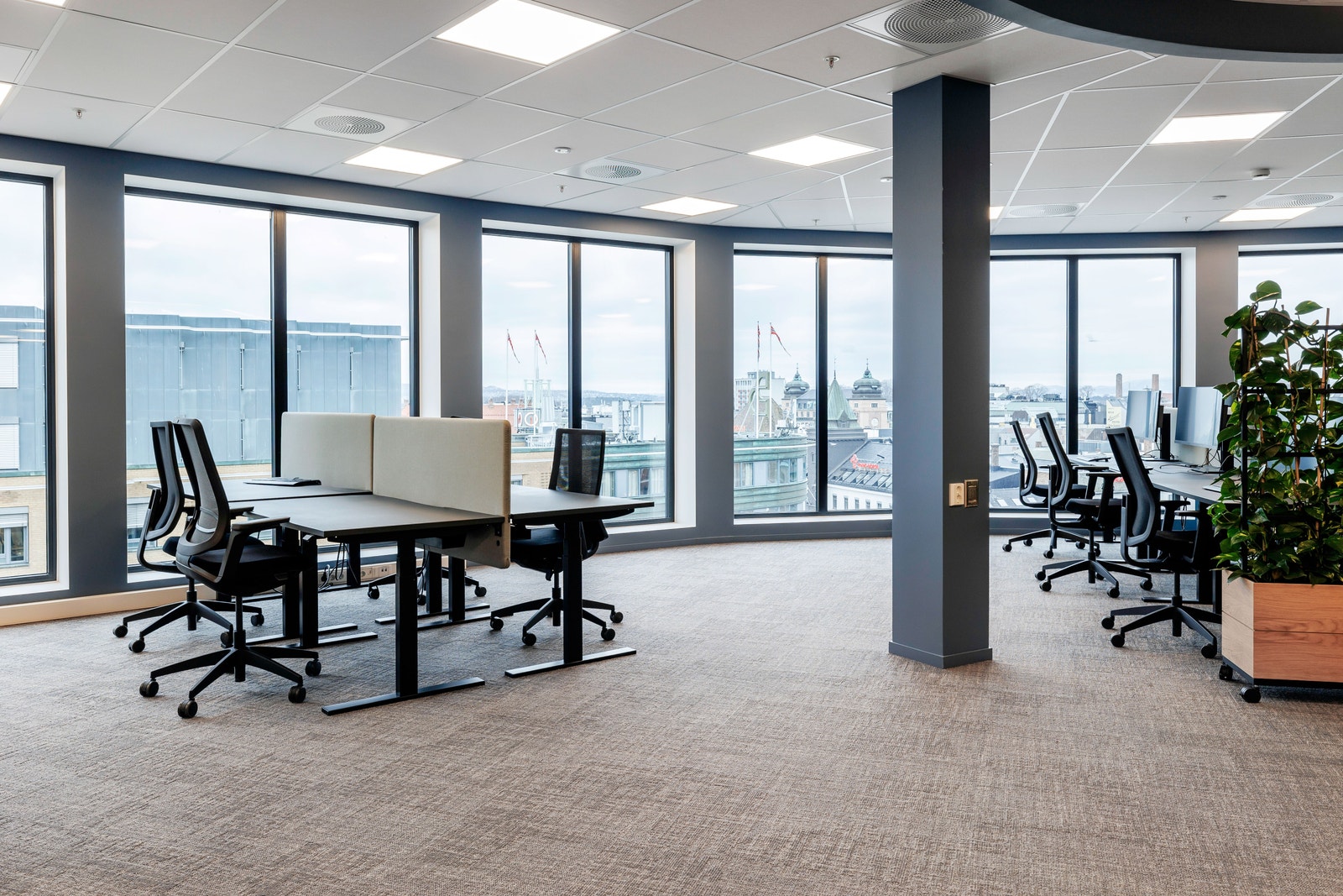 Lyse og luftige kontorlokaler med store vindusflater. De ledige lokalene er fra 5-8 etasje Galleribilde