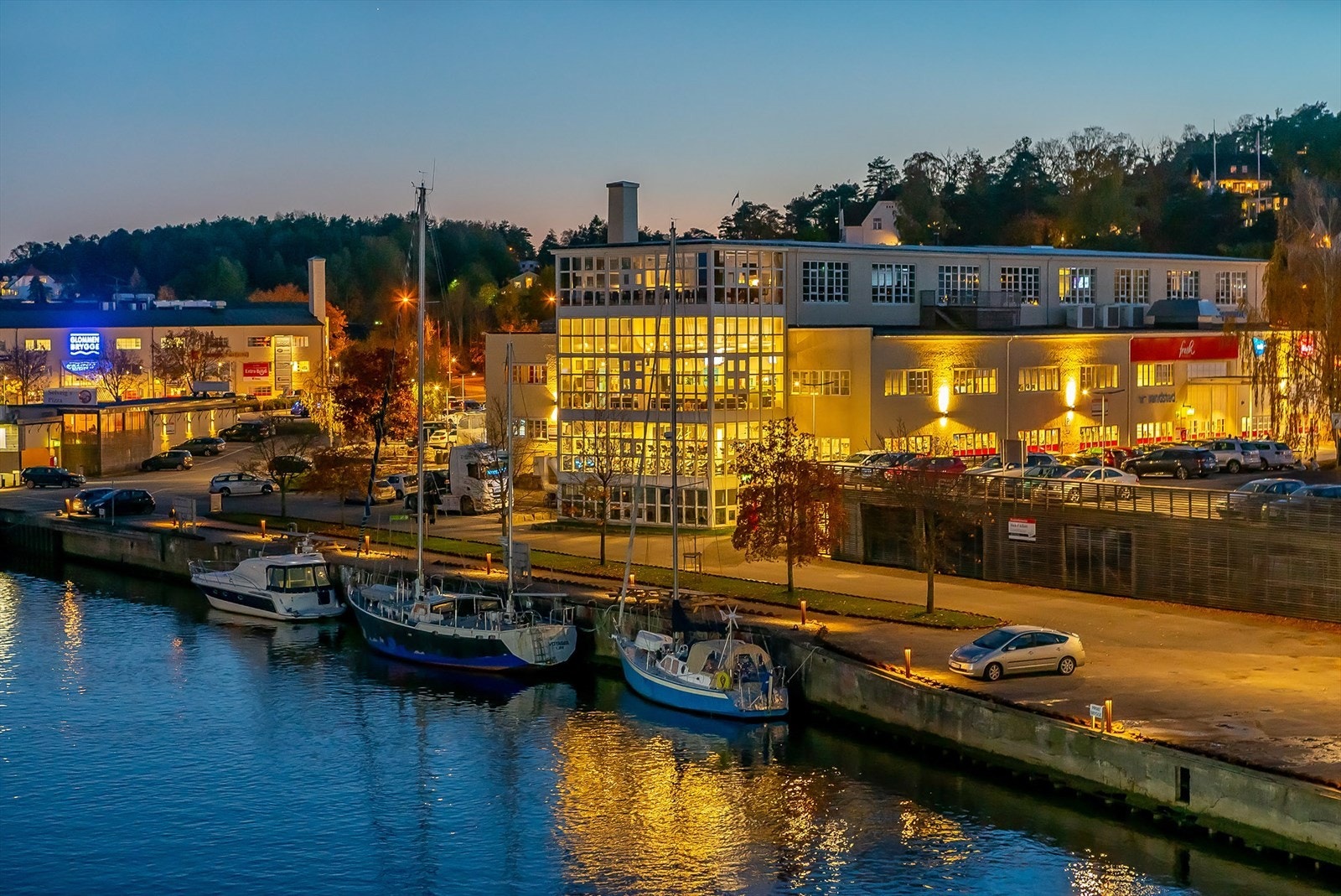 Båtene er med på å skape et positiv miljø og liv på Glommen Brygge Galleribilde