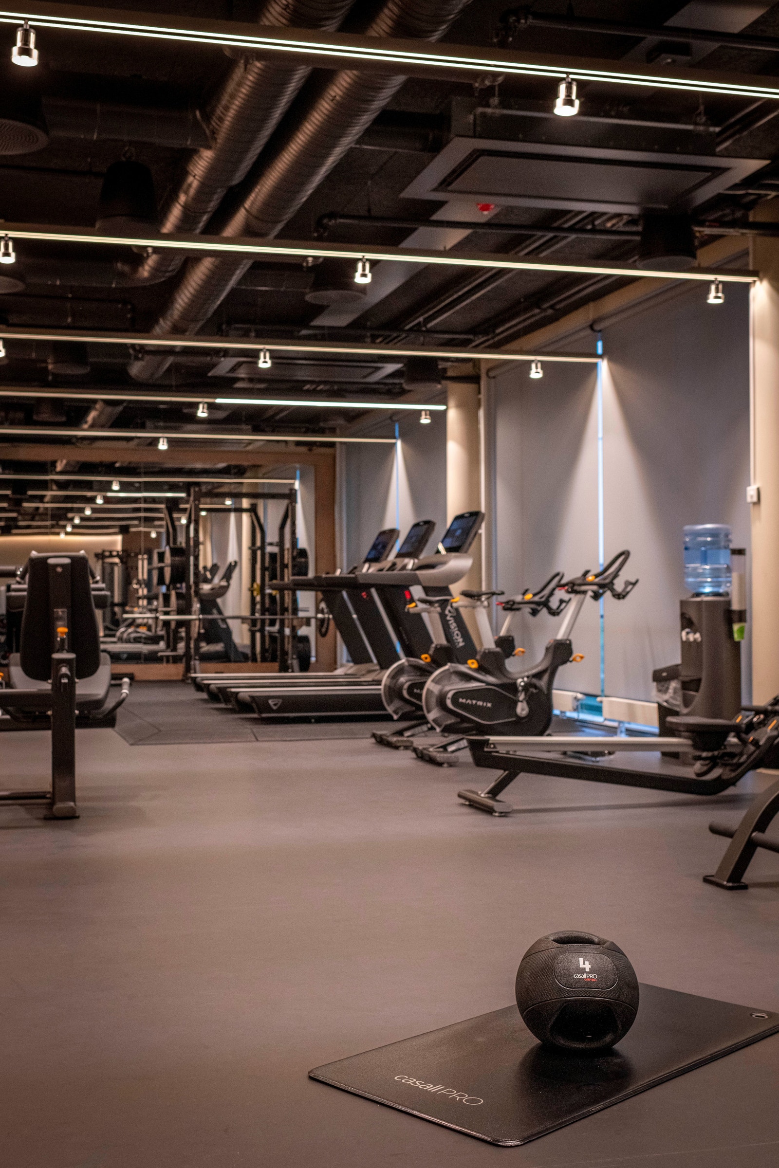 Alle ansatte har tilgang til et meget attraktivt treningsrom i 2. etasje Galleribilde