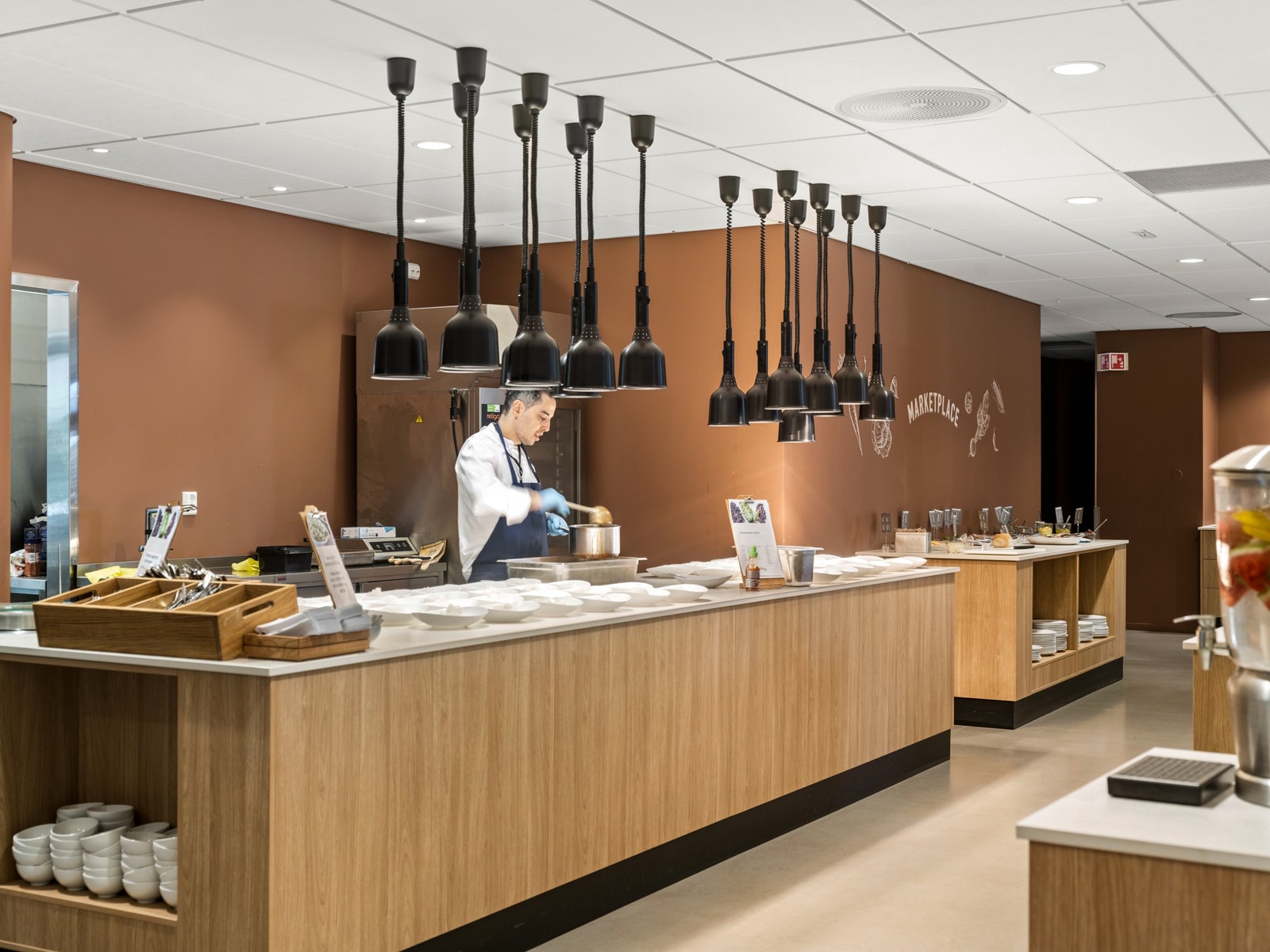 Personalrestauranten har nylig blitt oppgradert. Ny serveringsdel, oppmaling og moderne møbler. Noe er også gjenbruk her. Galleribilde