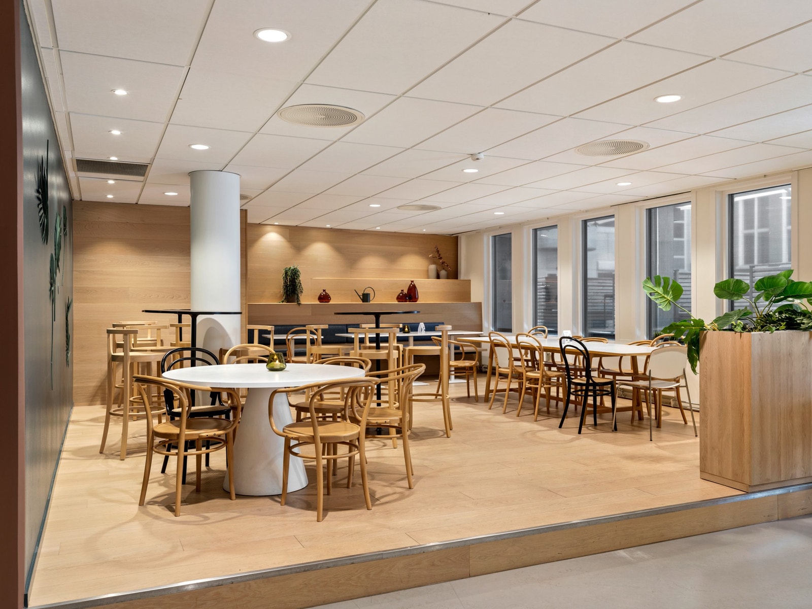 Nyt en variert lunsj med gode kollegaer Galleribilde