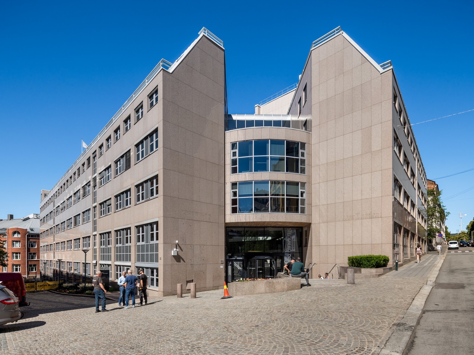 Fra oversiden, egen inngang i denne enden også Galleribilde