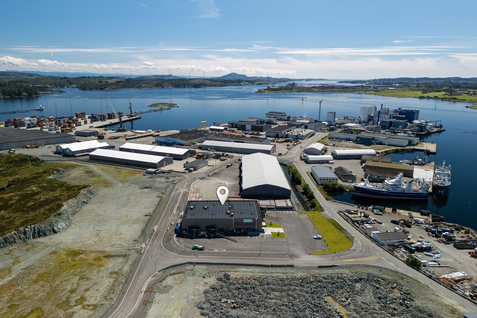 Strategisk beliggenhet like ved Karmsund Havn og regionens største logistikkhavn Galleribilde