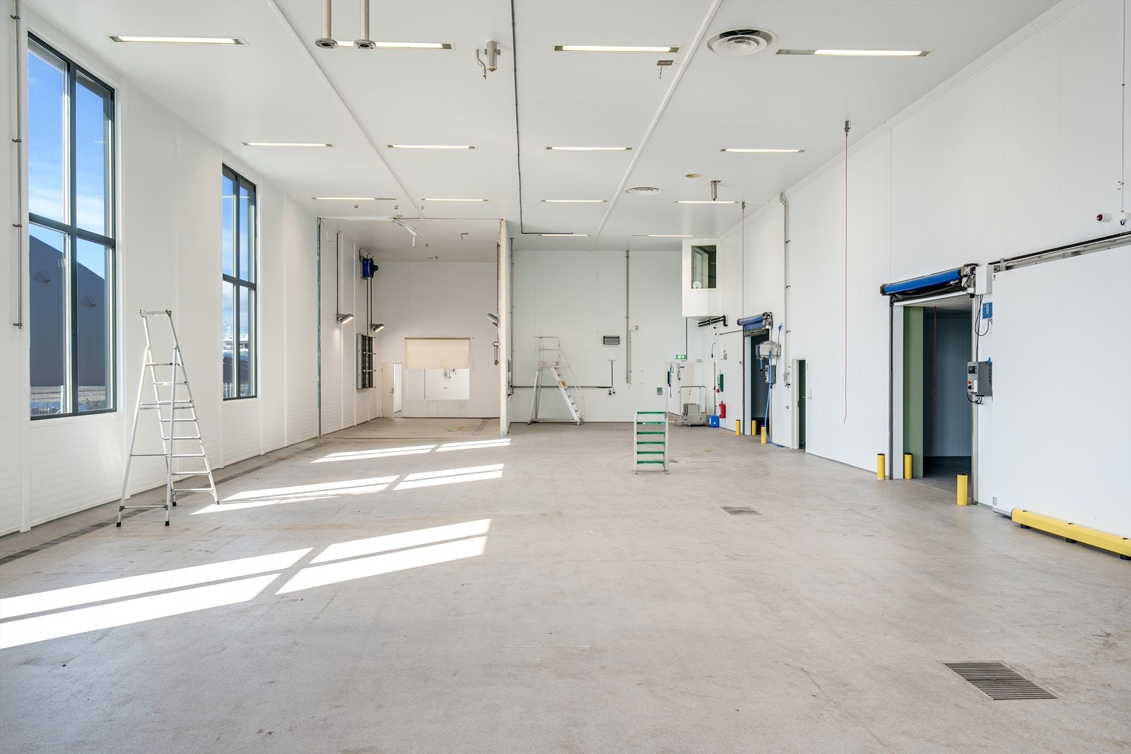 Diverse lager/produksjonshaller/kjøl/frys. Det er mulig å åpne opp ulike haller til større arealer Galleribilde