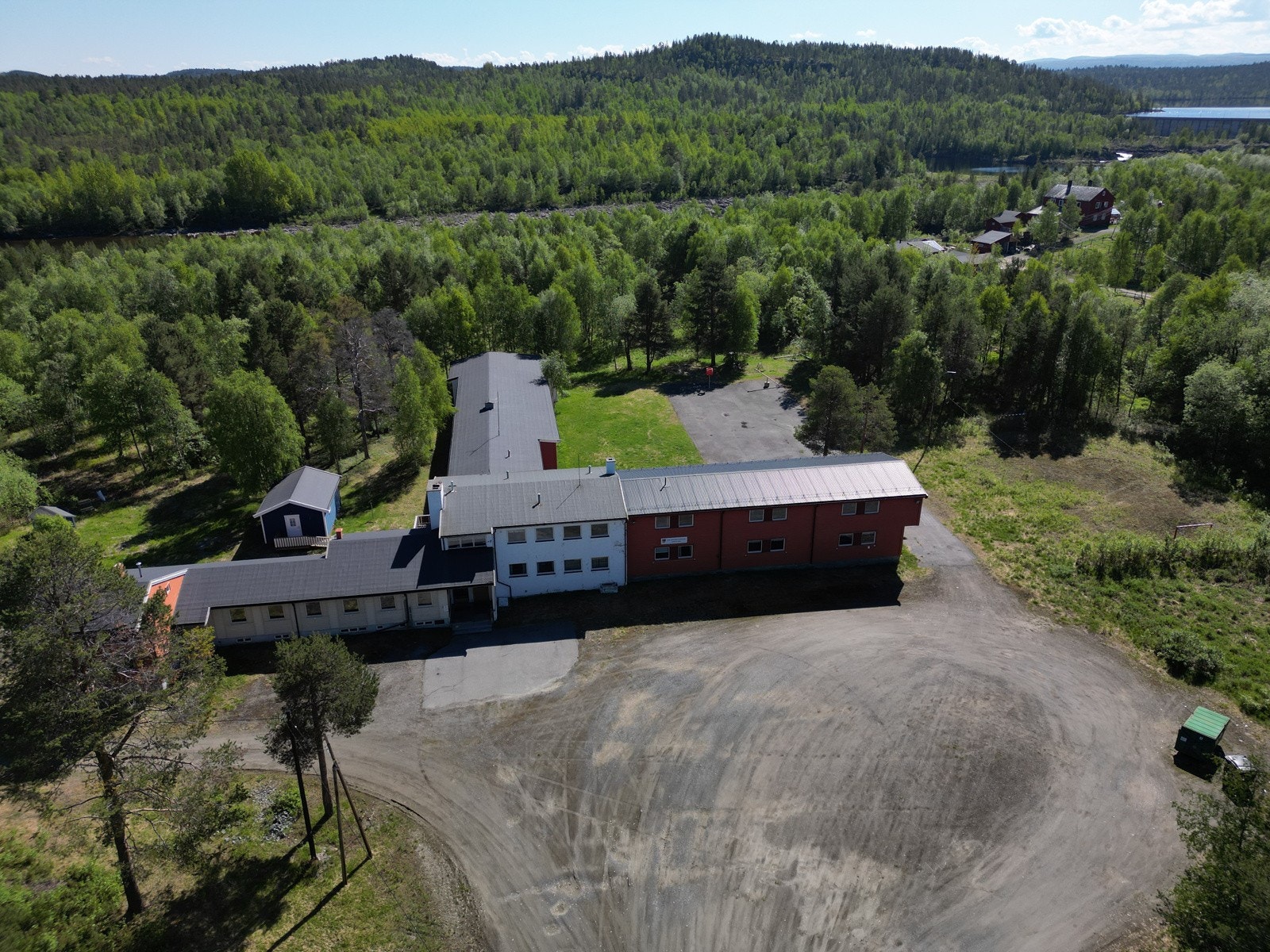 Fasade med den gamle lekeplassen i bakkant Galleribilde