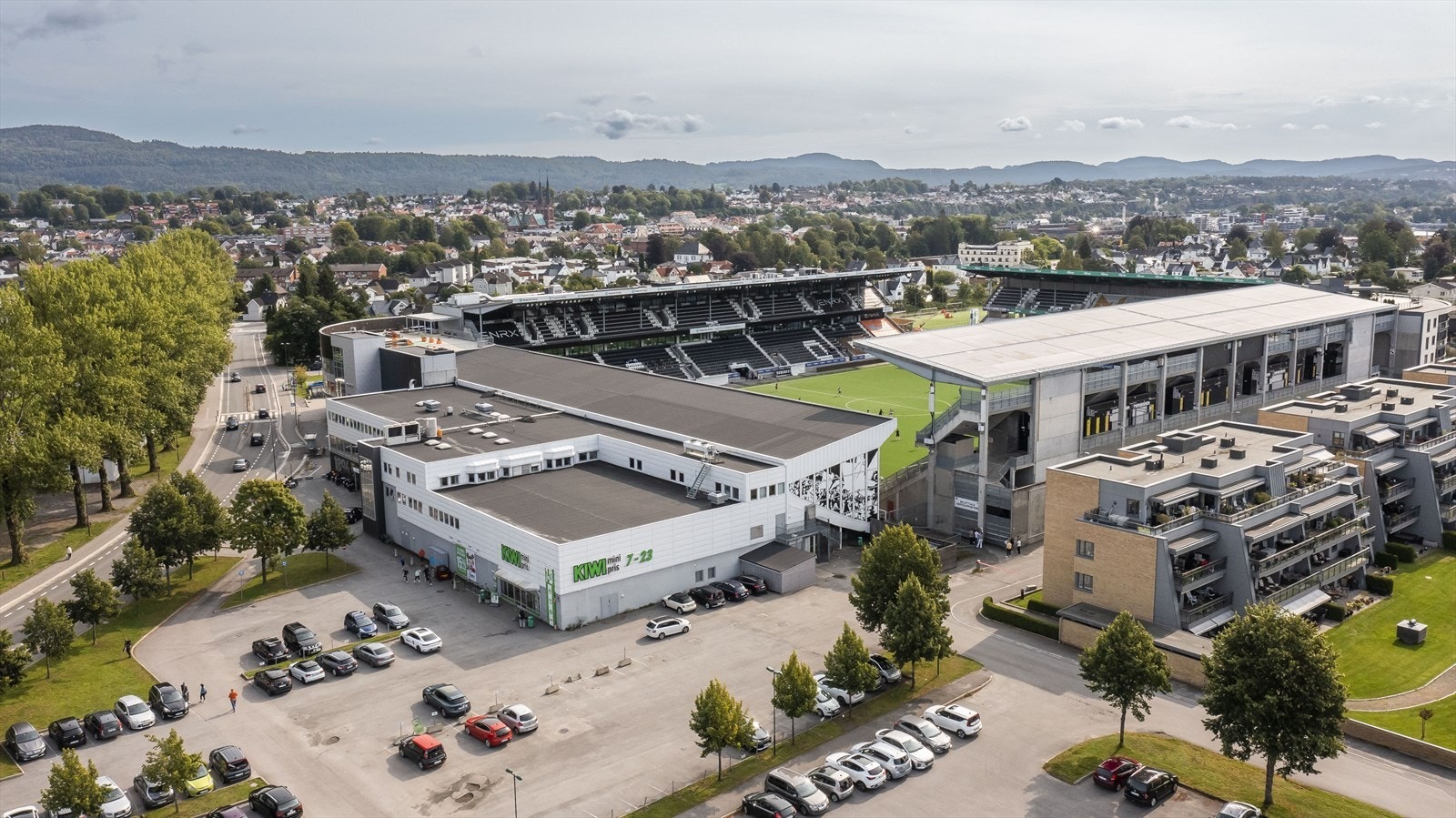 Stort parkeringsareal i umiddelbar nærhet til bygget. Galleribilde