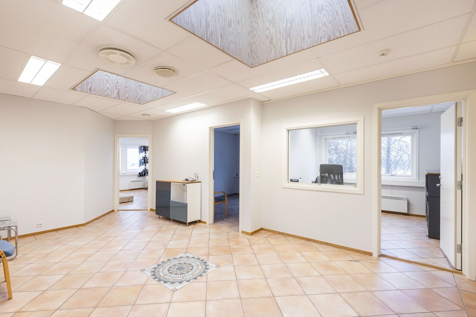 Deler av kontorene benyttes i dag som legekontor. Galleribilde