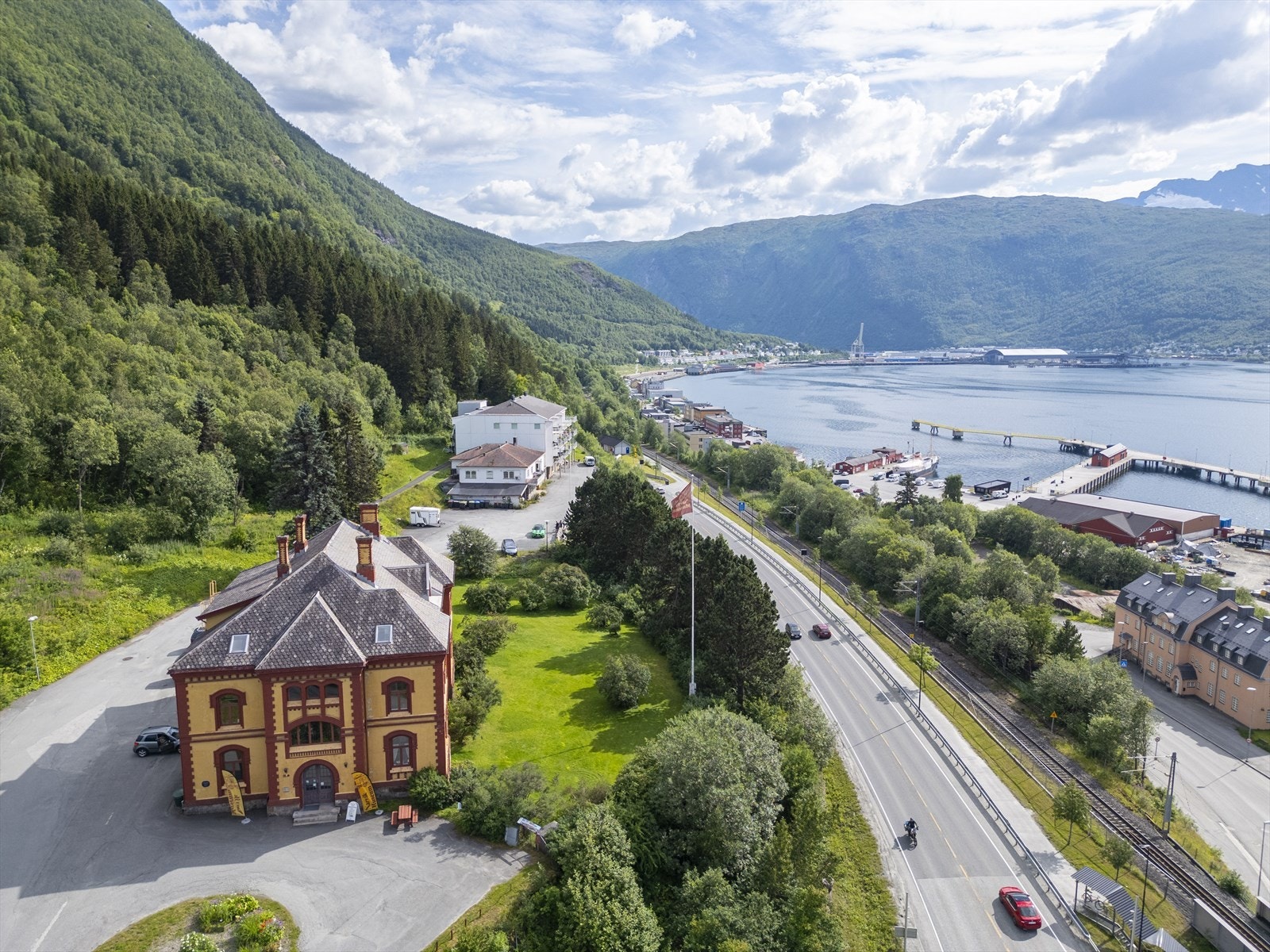 Eiendommen ligger rett innenfor Narvik museum Galleribilde