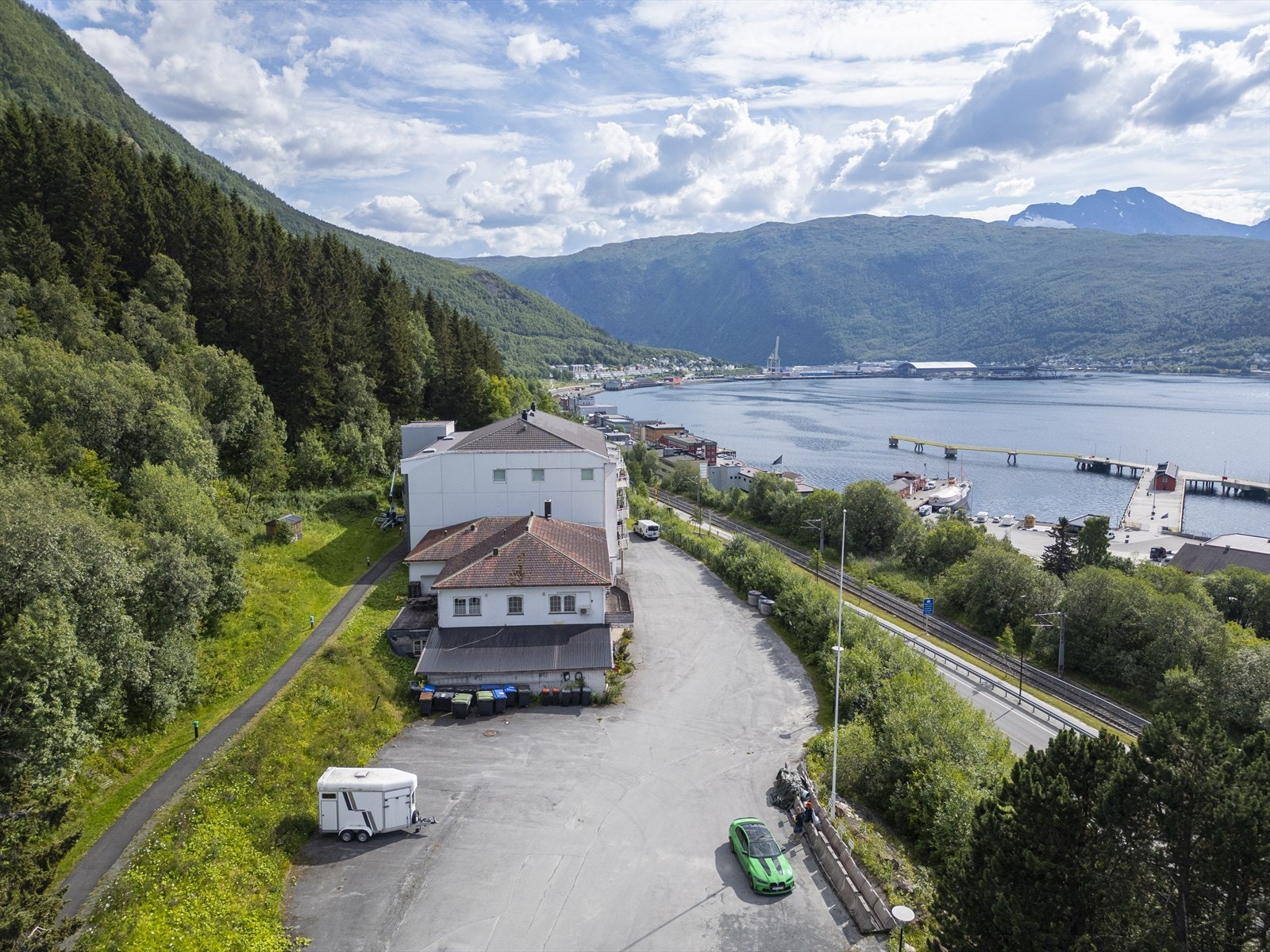 Eiendommen sett fra nord, mot Ankenes Galleribilde