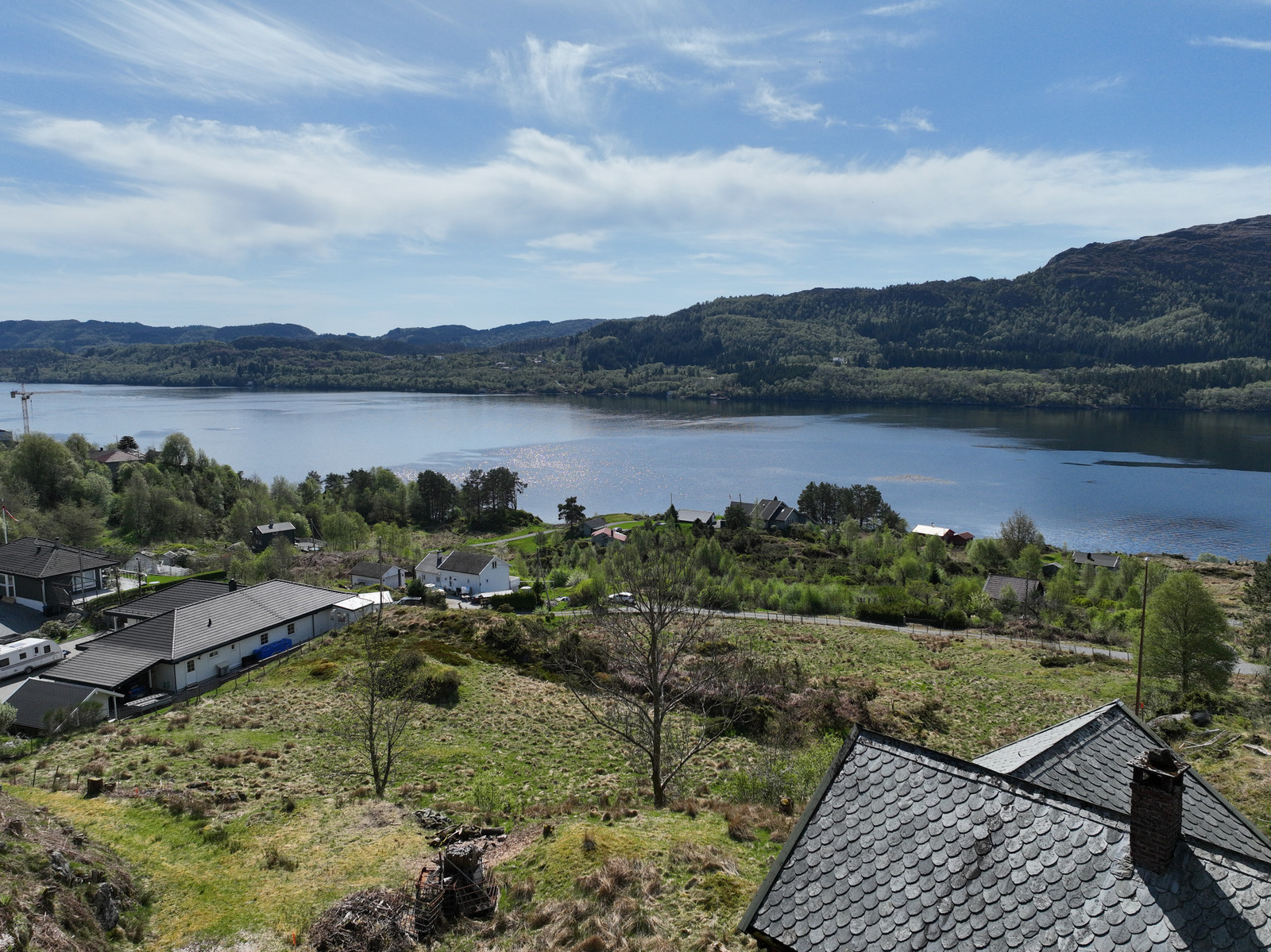 Et fint bilde av hva din fremtidige utsikt fra kjøkkenvinduet kan være. Huset på bildet, nede til høyre, vil rives og tomannsboligene vil bygges rett på nedsiden.