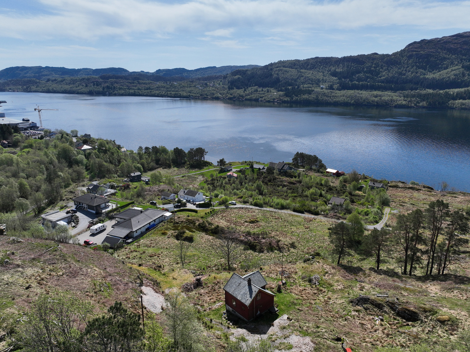 Naturskjønt og idyllisk område! Huset på bildet vil rives og tomannsboligene vil bygges rett på nedsiden.