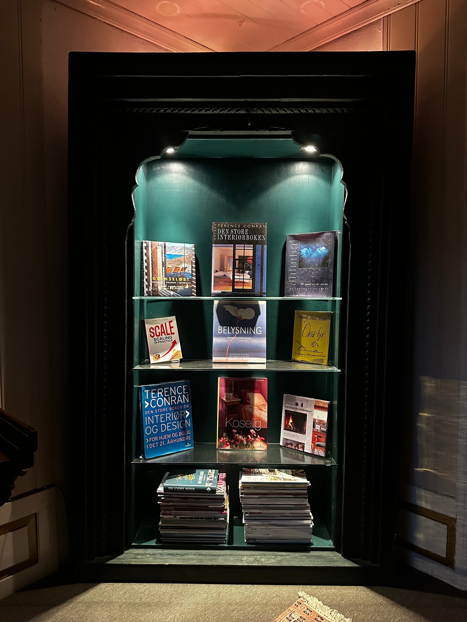 Bokskap med lys Galleribilde