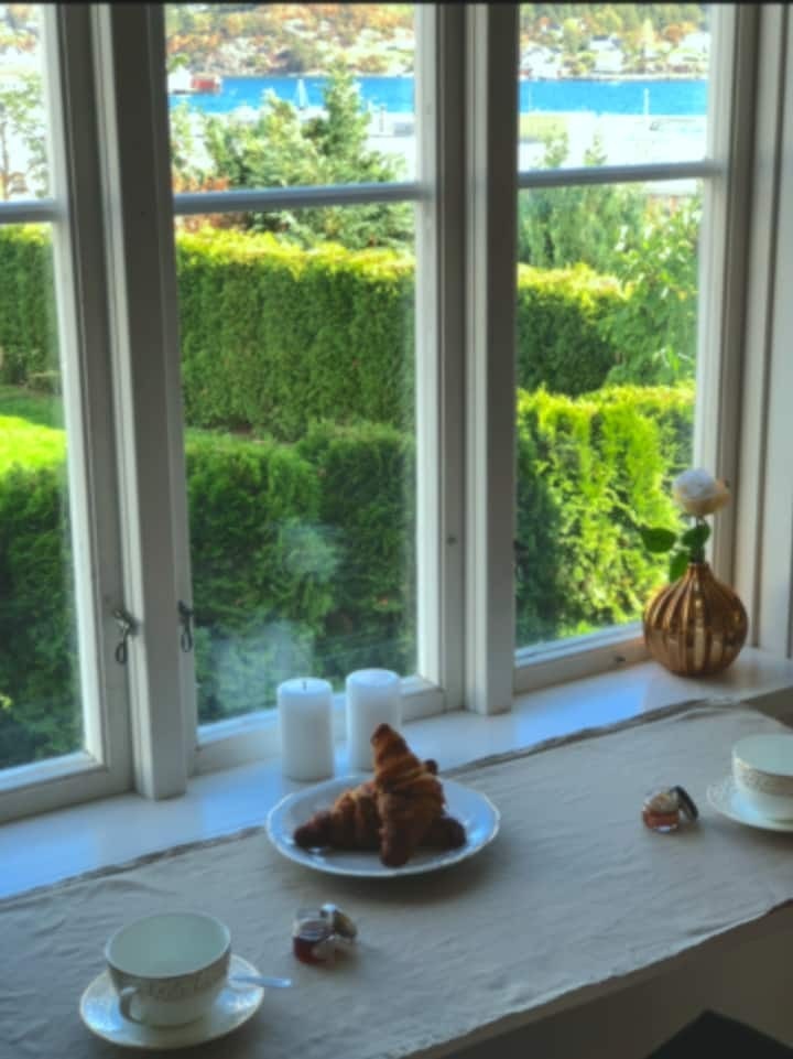 Frokost med utsikt over havnen Galleribilde