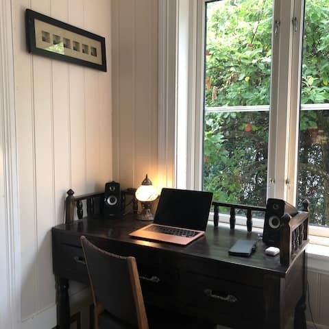 Kontorkrok med utsikt til epletrærne Galleribilde