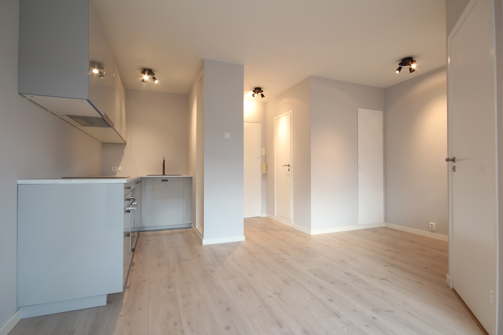 Moderne takbelysning med dimmefunksjon Galleribilde