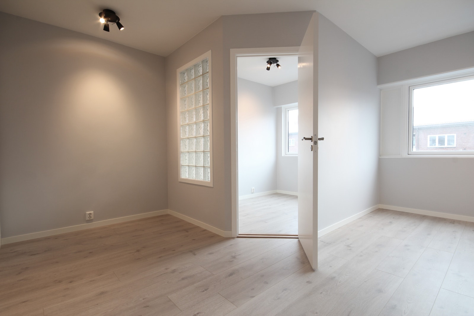 Soverom med vegg av glassbyggersten Galleribilde