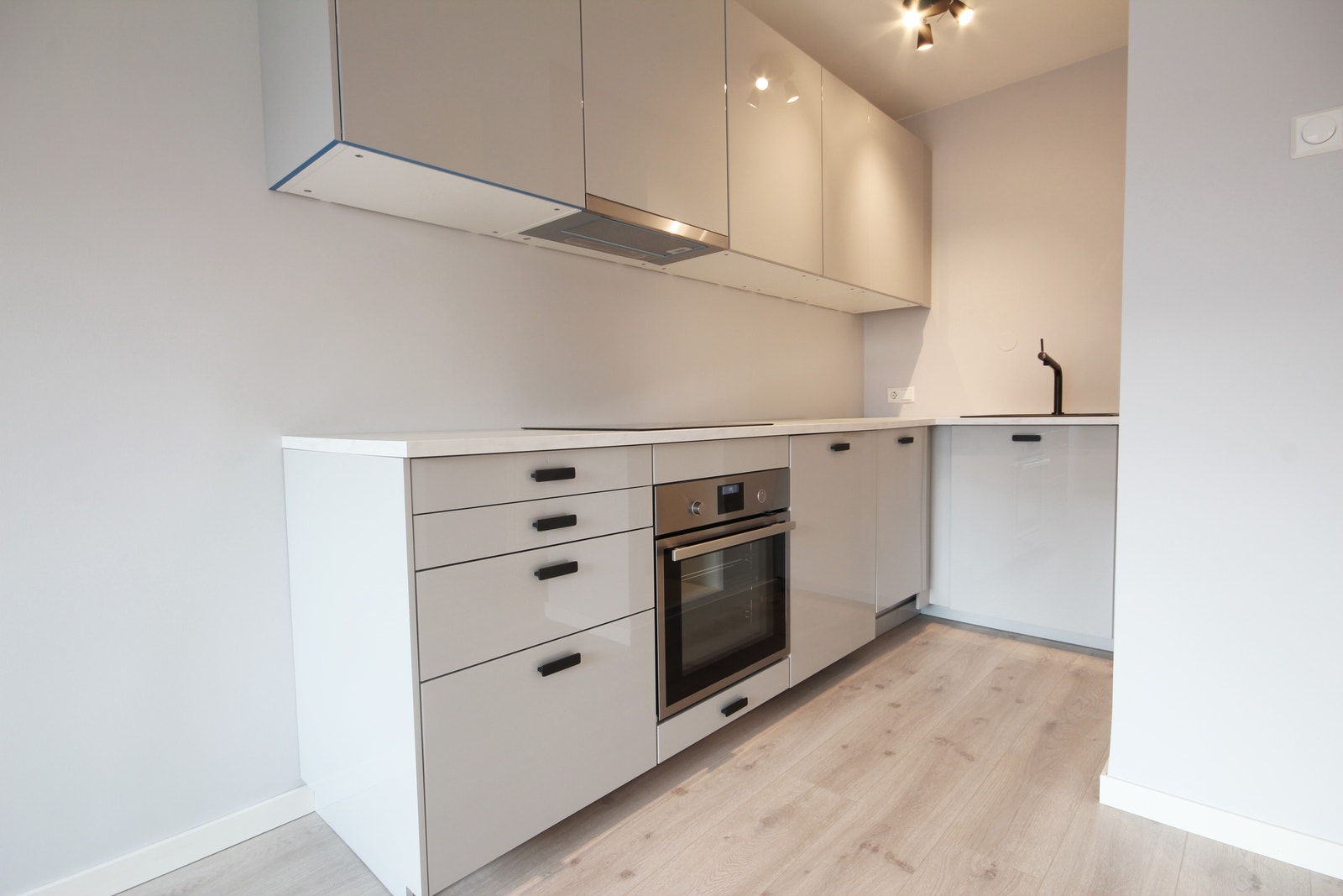 Induksjonstopp, oppvaskmaskin, vaskemaskin og mye skapplass på kjøkkenet. Galleribilde