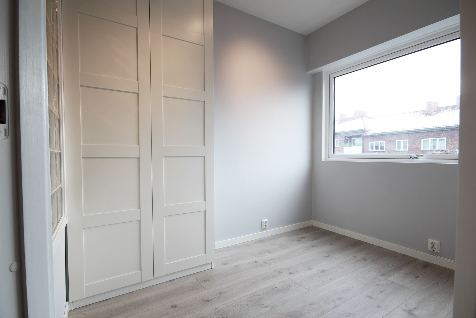 Plass til 160cm seng ved siden av klesskapet. Klesskapet medfølger Galleribilde