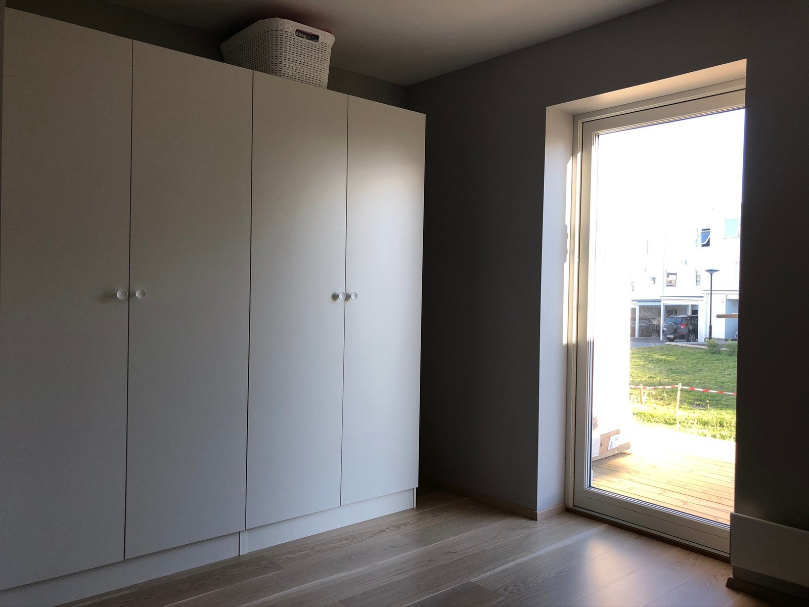 Inngangsparti med 2 store garderobeskap. Galleribilde