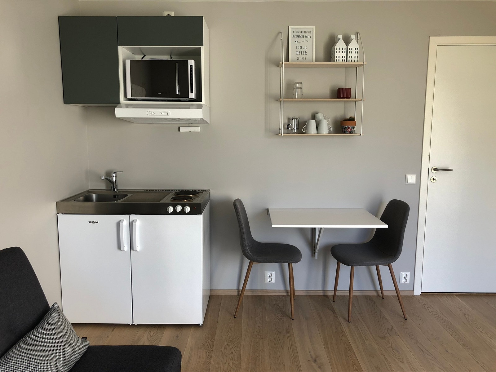 Minikjøkken med grill/micro/kokeplater Galleribilde