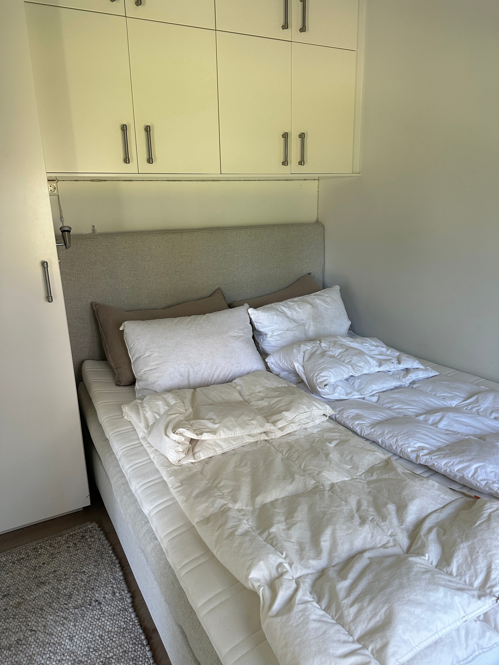 Soverom med dobbelseng og masse oppbevaring Galleribilde