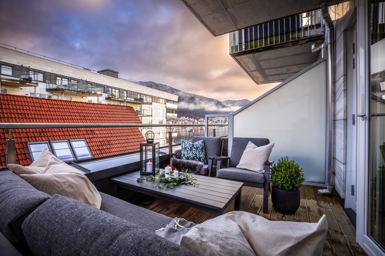 Flott terrasse med utsikt og sol Galleribilde