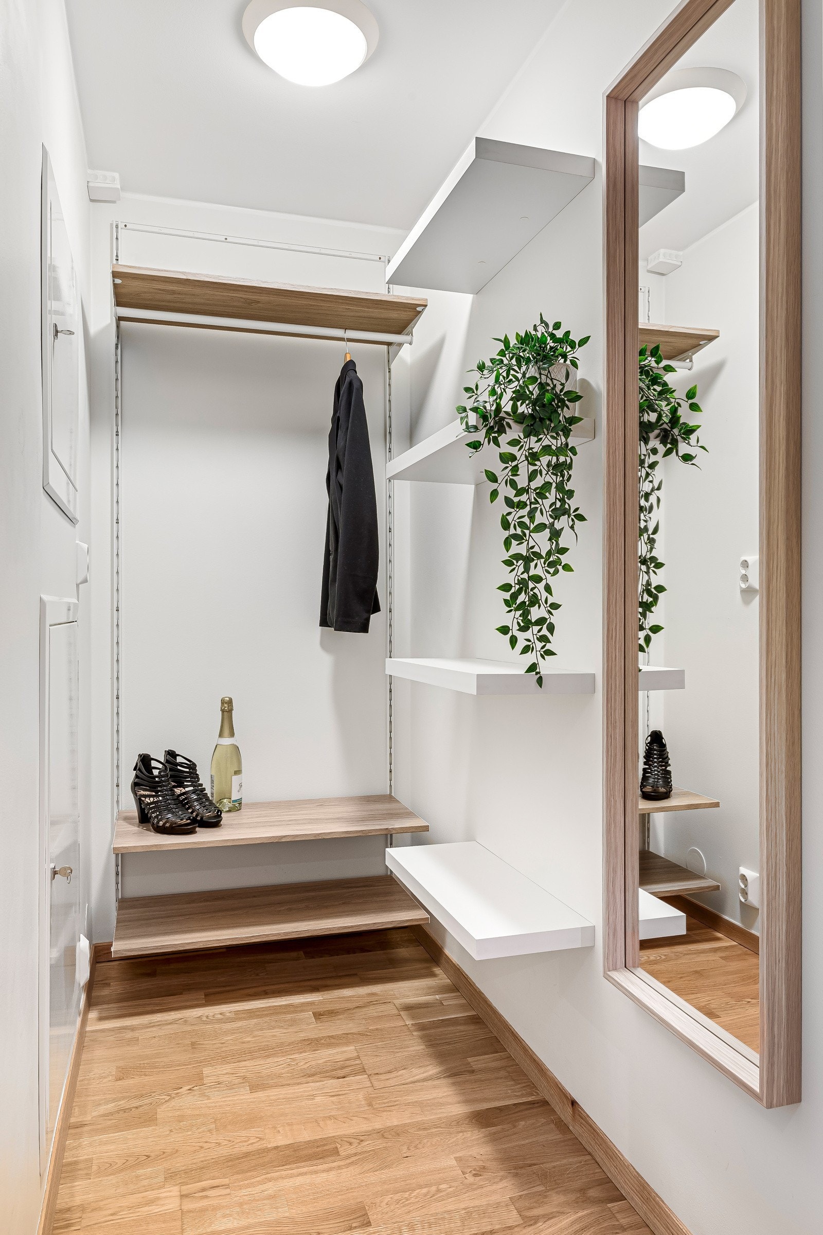 God plass i garderoben Galleribilde