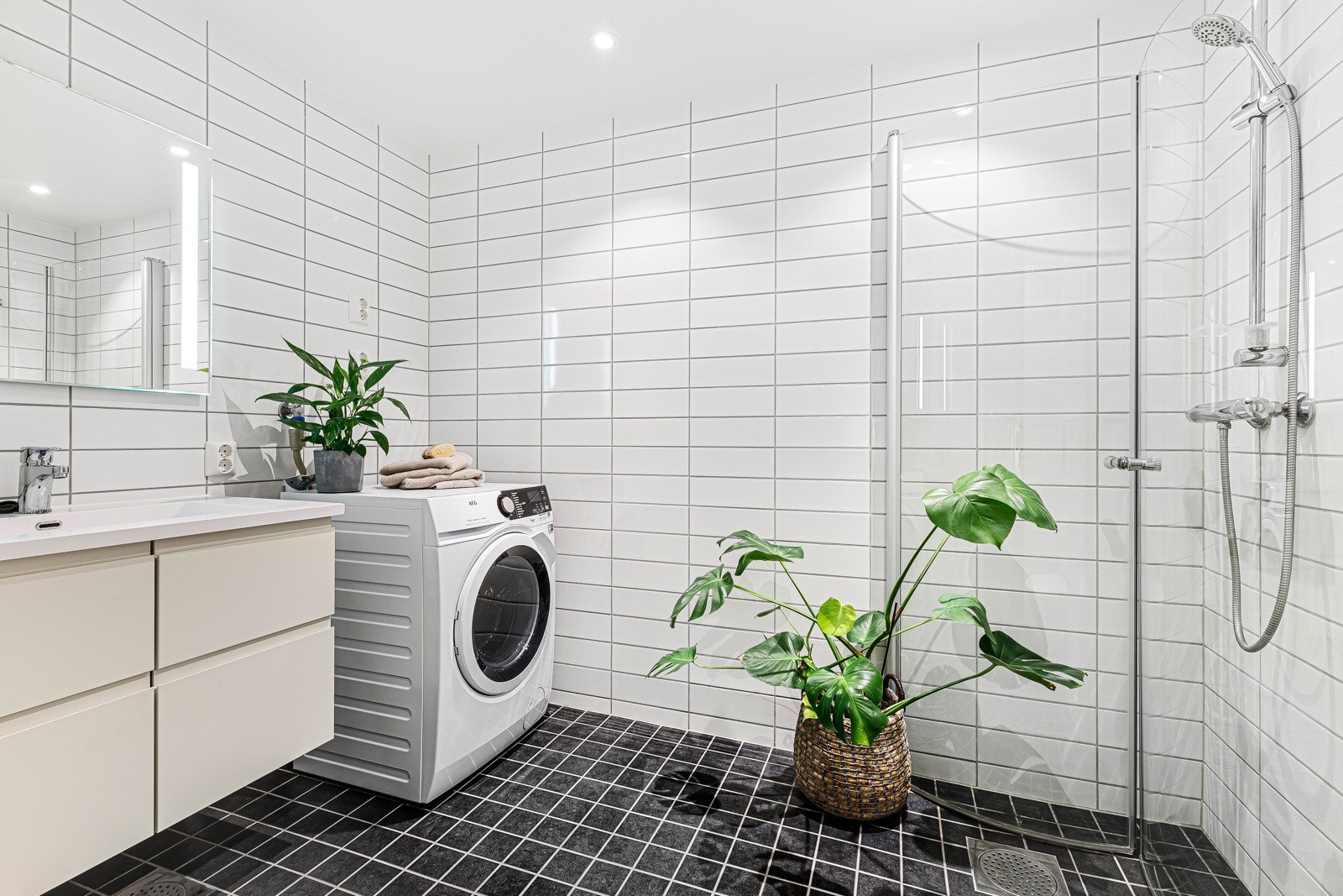 Bad med vaskemaskin Galleribilde