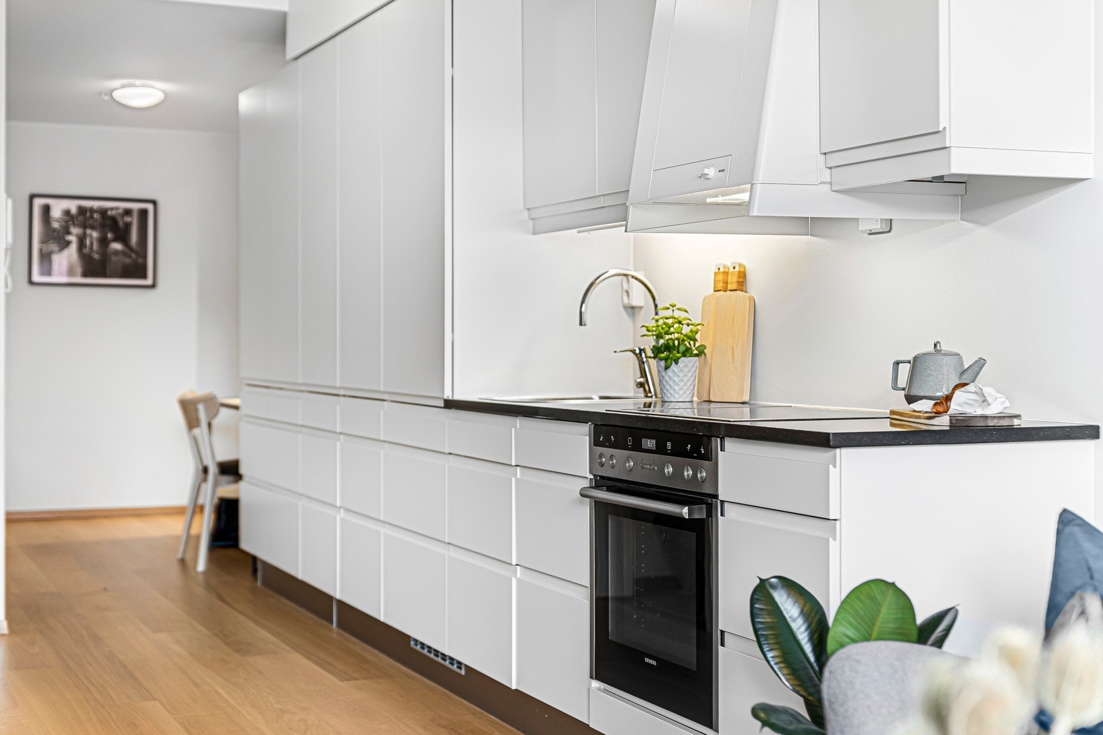 Kjøkken med oppvaskmaskin og kjøleskap/frys Galleribilde