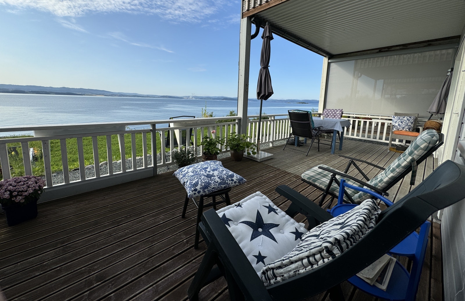 Markterrasse med utsikt over sjøen. Galleribilde