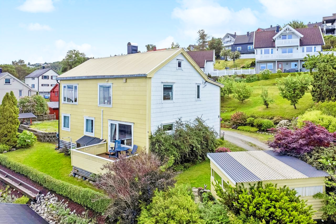 Egen terrasse og uteområde med sjøutsikt Galleribilde