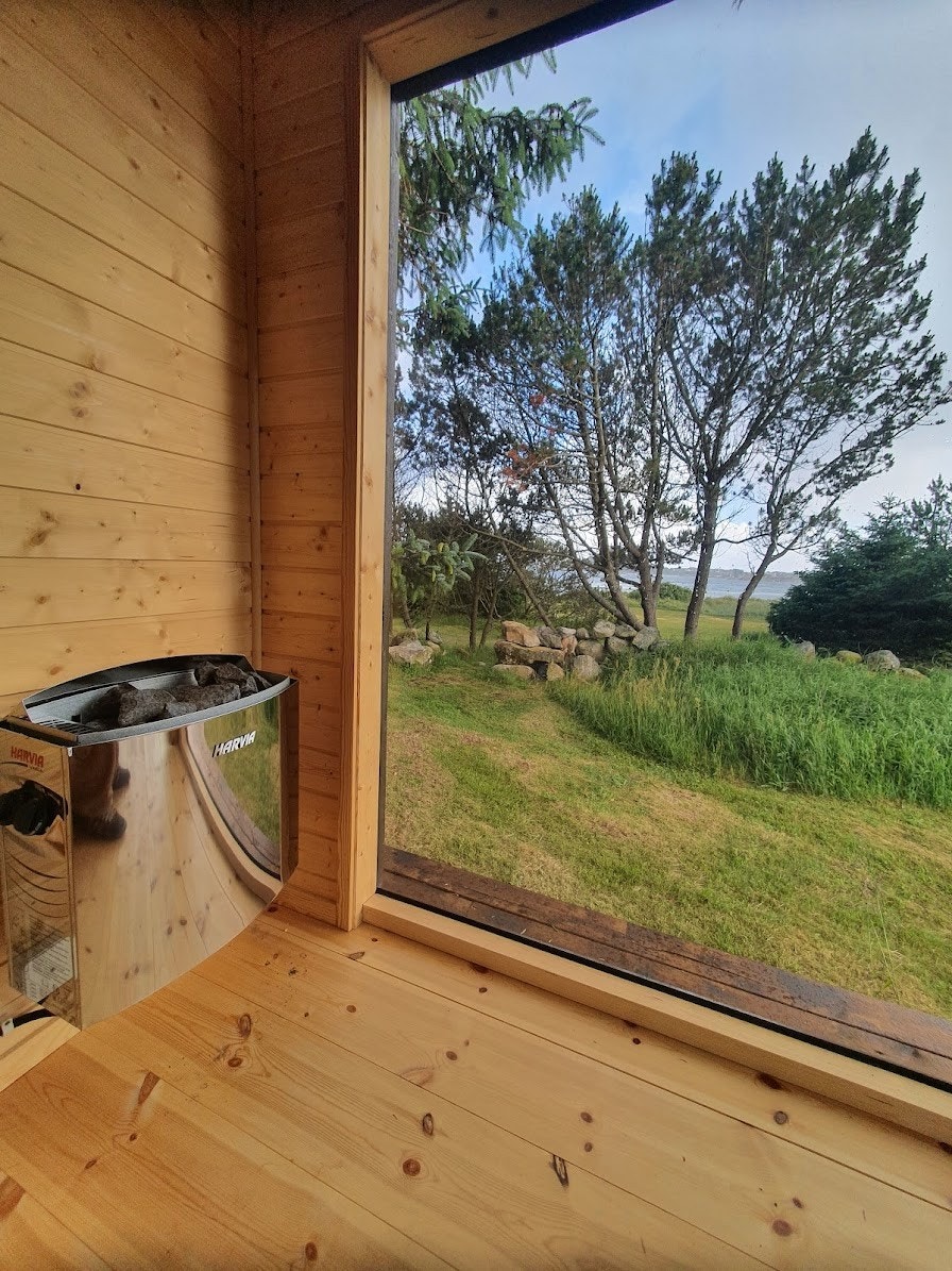Trives du i varmen? På eiendommen har vi en sauna som kan bookes gratis - nydelig utsikt over sjøen! Galleribilde
