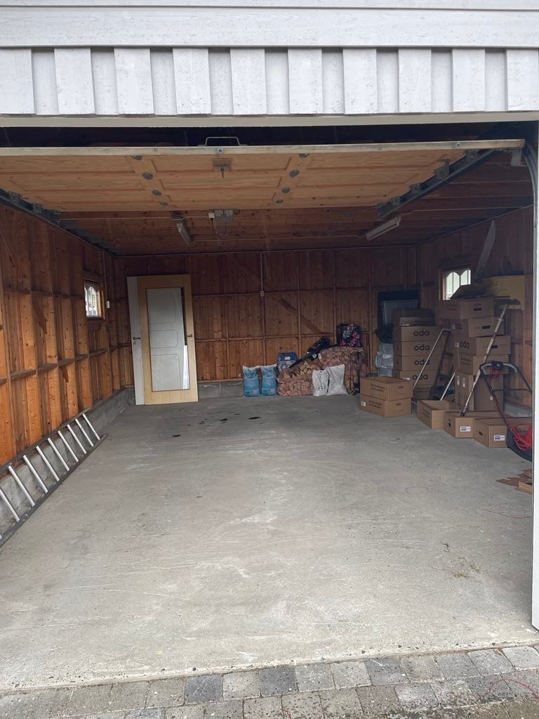 I garasjen er det god plass til oppbevaring. Galleribilde