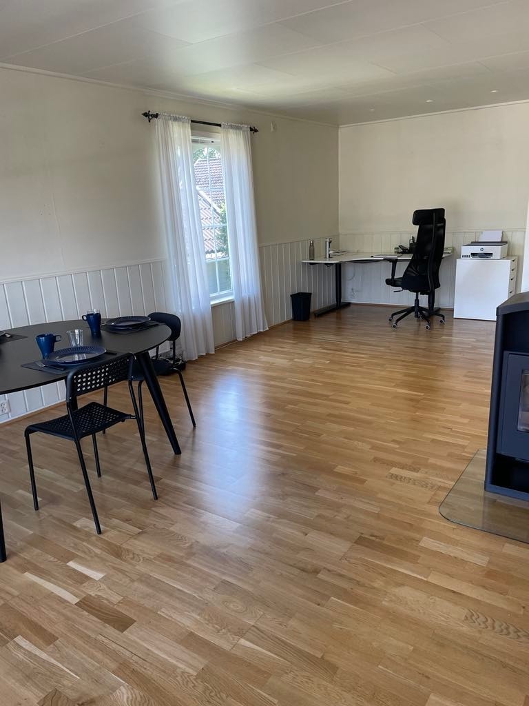 I den store stuen er det også plass til kontor eller ytterligere sittegruppe. Galleribilde