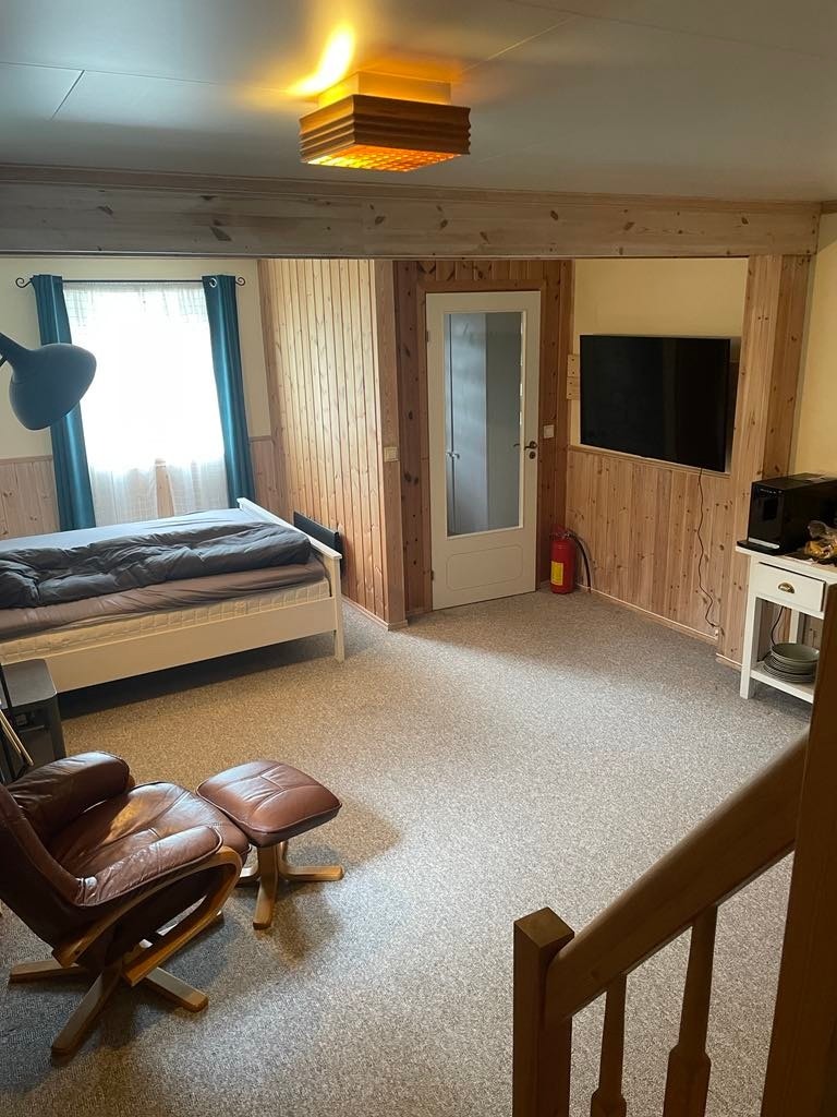 Kjellerstua har god plass til både sittegruppe og seng. Galleribilde