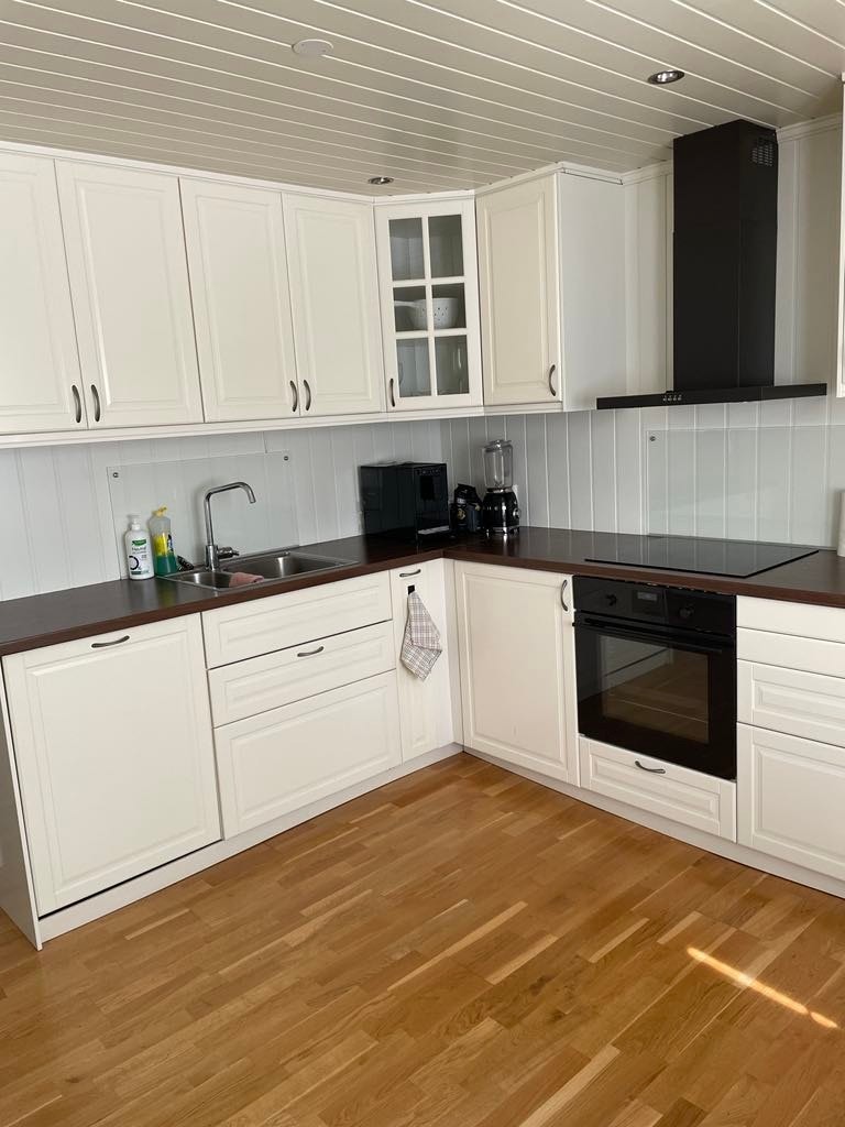 Huset har toppmoderne kjøkken med integrerte hvitevarer. Galleribilde