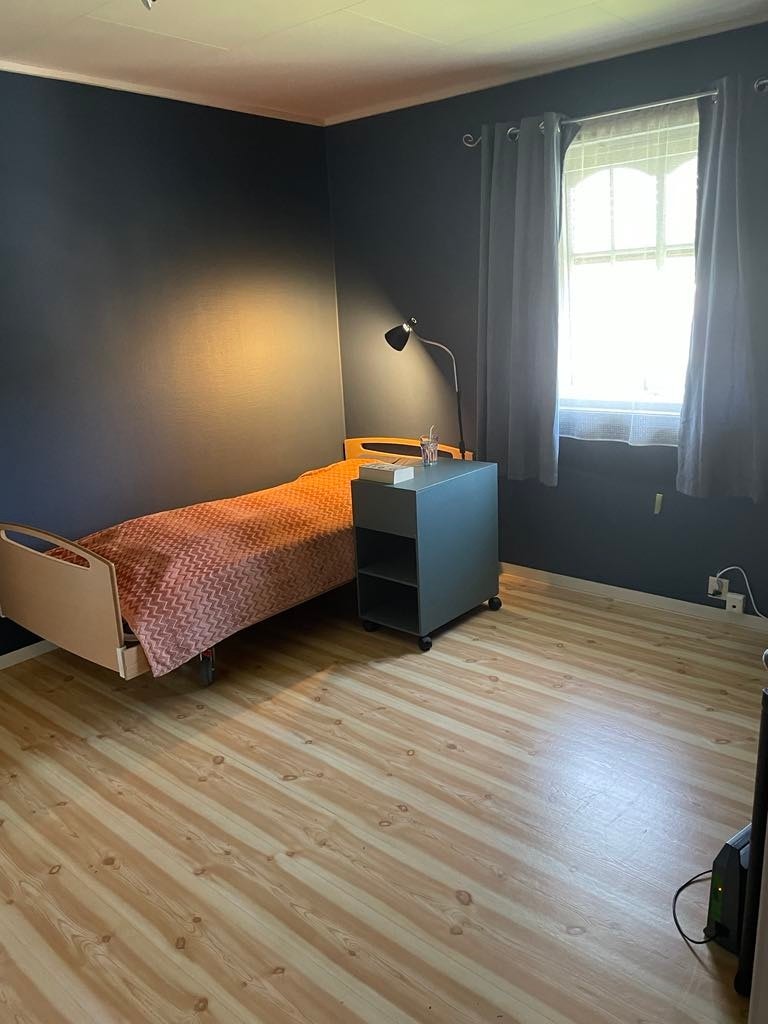 Soverom 1 er meget romslig med god plass til dobbeltseng. Galleribilde